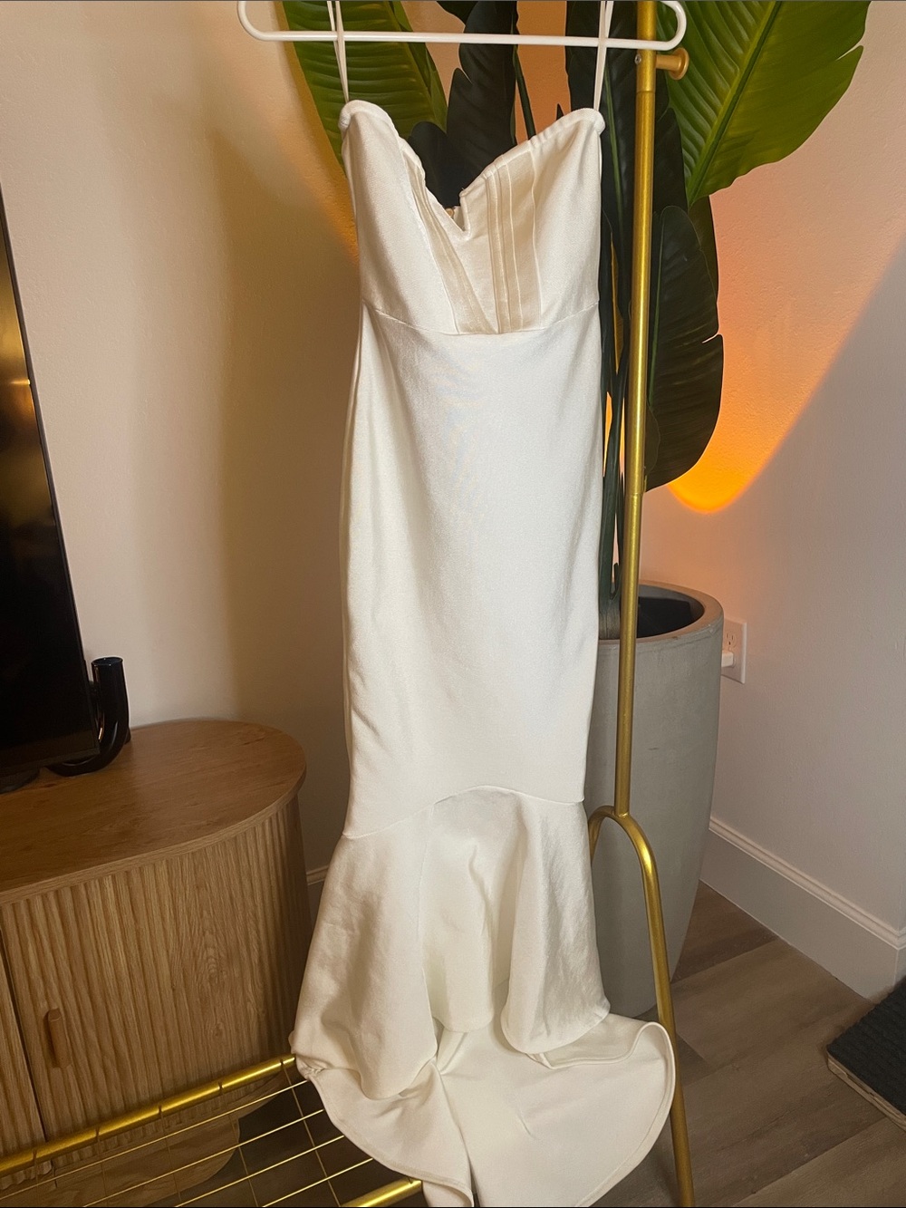 Elegant White Strapless Mermaid Wedding Gown with Flared Hem - Picture 2 of 4